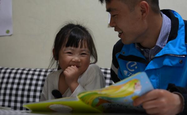 曾令无数网友心疼,最小“外卖员女孩”长大了 曾令无数网友心疼,最小“外卖员女孩”长大了