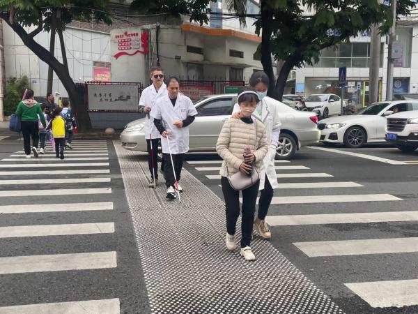 广西首条智能盲道斑马线 改善视障人士出行体验 广西首条智能盲道斑马线 改善视障人士出行体验