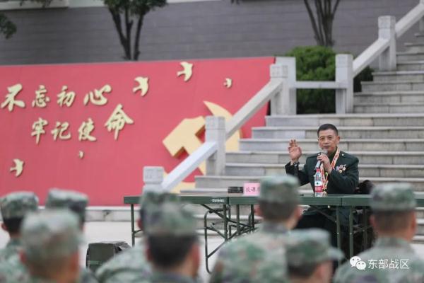 荣立一等战功的战斗英雄，来到官兵中间