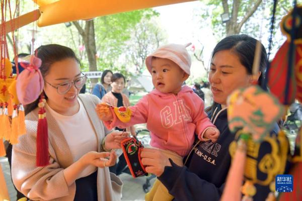 山东东营：逛黄河大集 赏民俗文化