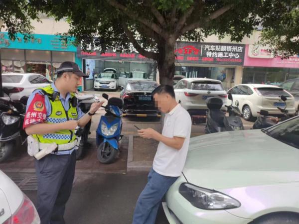 男子被路人举报，民警拦查发现其在路边干这种事！