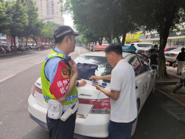 男子被路人举报，民警拦查发现其在路边干这种事！