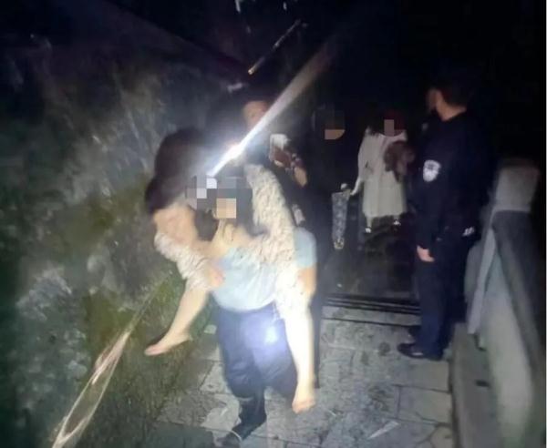 女子欲跳河轻生 特警队员奋勇跳水救人