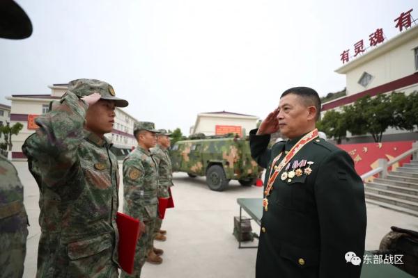 荣立一等战功的战斗英雄，来到官兵中间