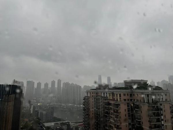 出门注意带伞！今上午多个区县有暴雨和局地阵性大风