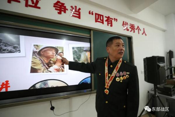 荣立一等战功的战斗英雄，来到官兵中间