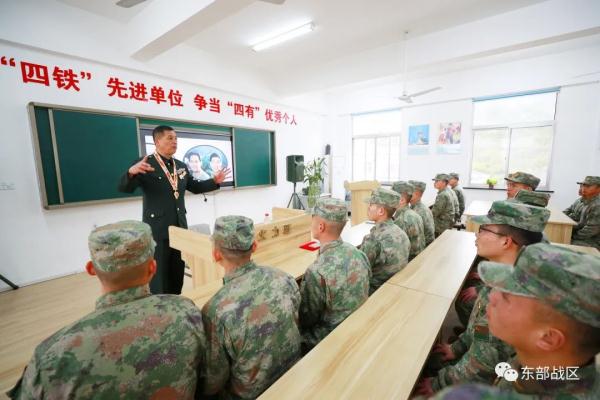 荣立一等战功的战斗英雄，来到官兵中间