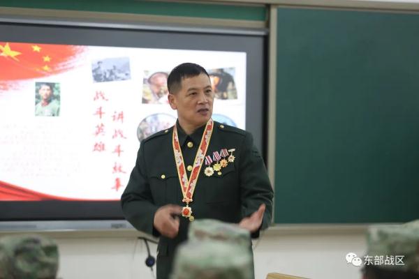 荣立一等战功的战斗英雄，来到官兵中间
