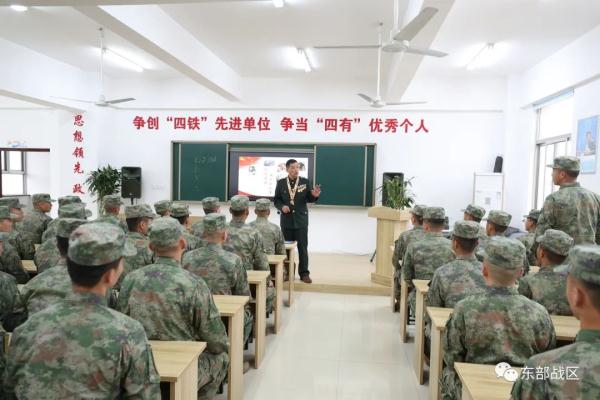 荣立一等战功的战斗英雄，来到官兵中间