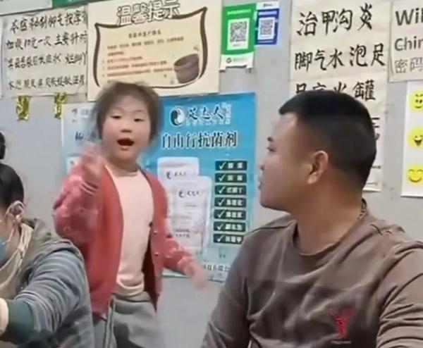 帮聋哑修脚爸爸当“翻译”的小女孩火了，她有一个愿望