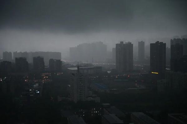 长沙暴雨，网友：感觉在上晚班