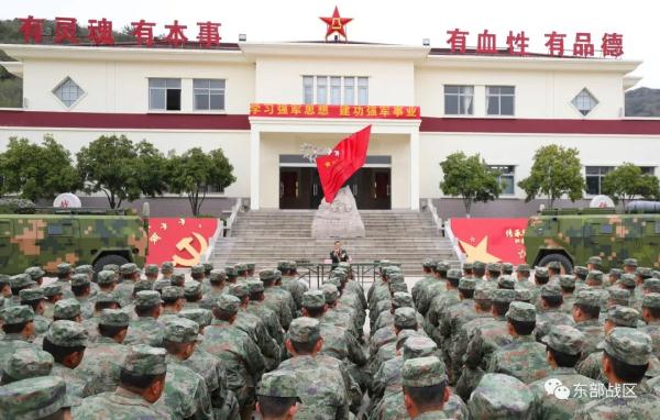 荣立一等战功的战斗英雄，来到官兵中间