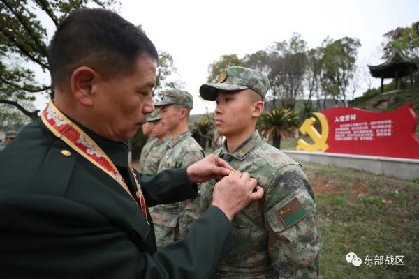 荣立一等战功的战斗英雄，来到官兵中间