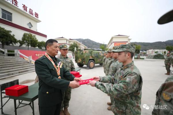 荣立一等战功的战斗英雄，来到官兵中间