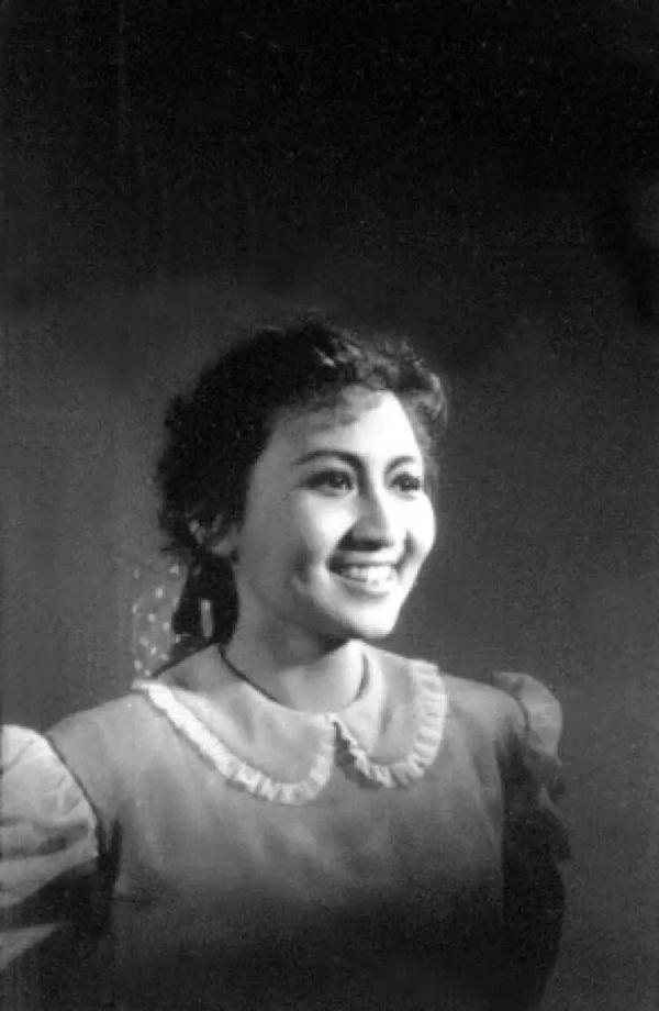 94岁“国民奶奶”，获白玉兰戏剧奖特殊贡献奖