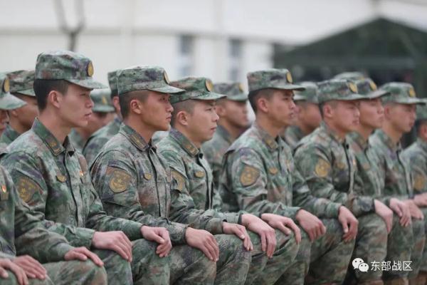荣立一等战功的战斗英雄，来到官兵中间