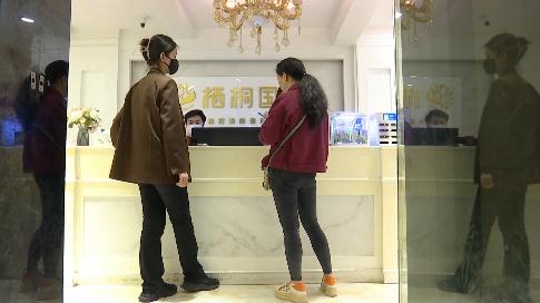 398元变13800元！女子纹眉遭“天价”：她喊我贷款付
