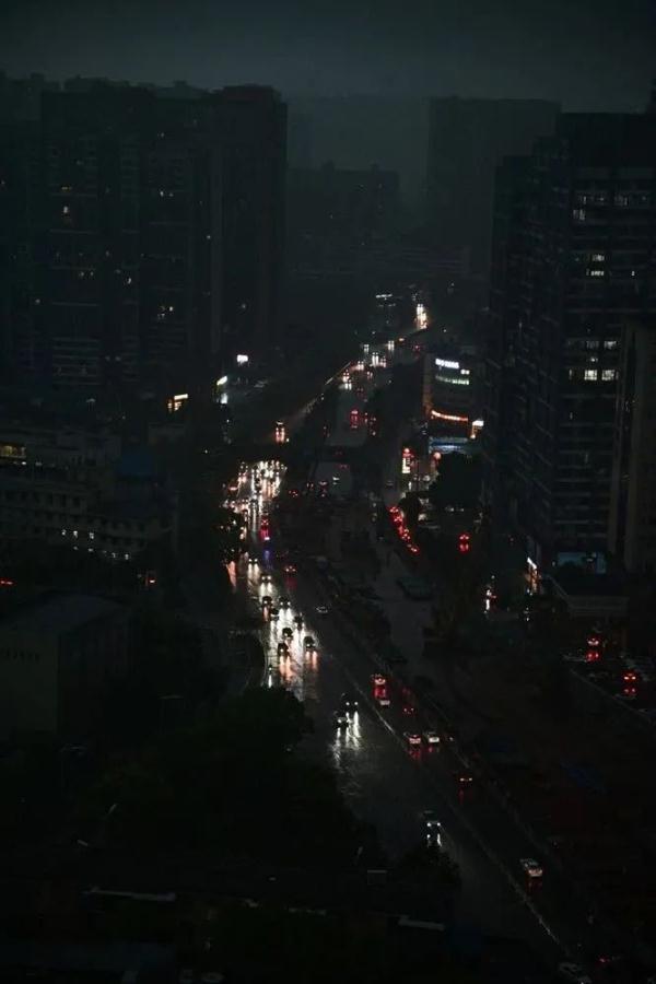 长沙暴雨，网友：感觉在上晚班