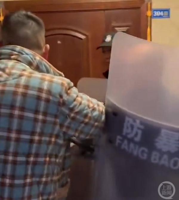 物业经理带保安上门打业主?公司通报:已停职 物业经理带保安上门打业主?公司通报:已停职