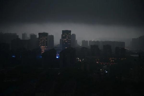 长沙暴雨，网友：感觉在上晚班