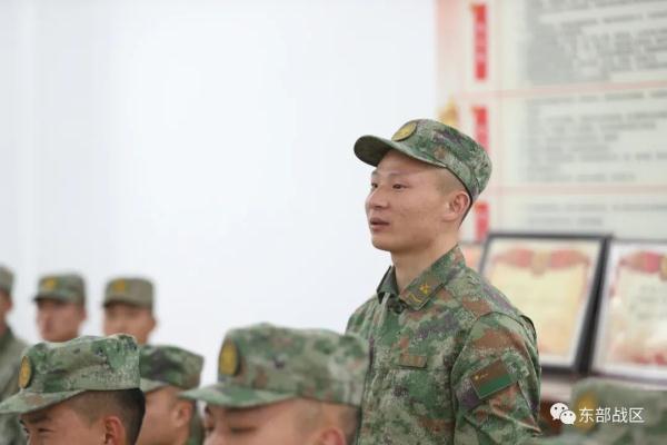 荣立一等战功的战斗英雄，来到官兵中间