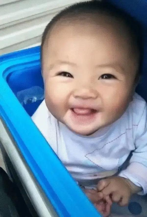 曾令无数网友心疼,最小“外卖员女孩”长大了 曾令无数网友心疼,最小“外卖员女孩”长大了