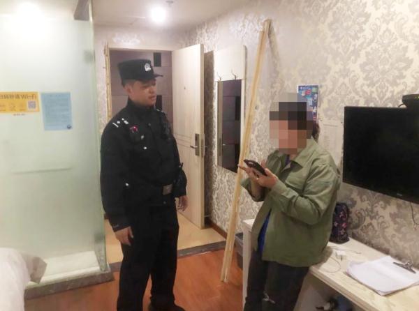 杭州一女子匆忙开房，宾馆前台悄悄跟上去发现……