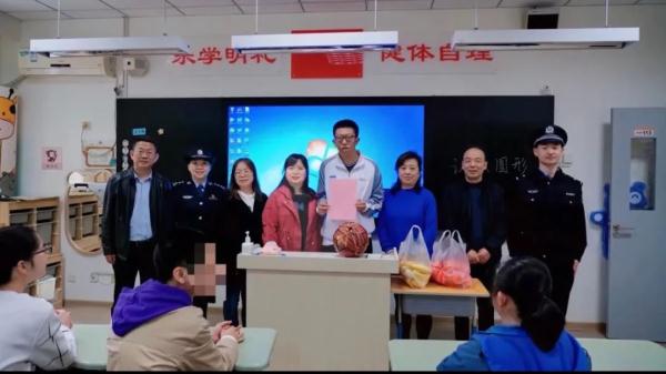 找到了！街头背着女童的高中生是他