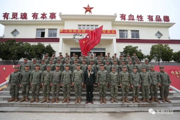 荣立一等战功的战斗英雄，来到官兵中间