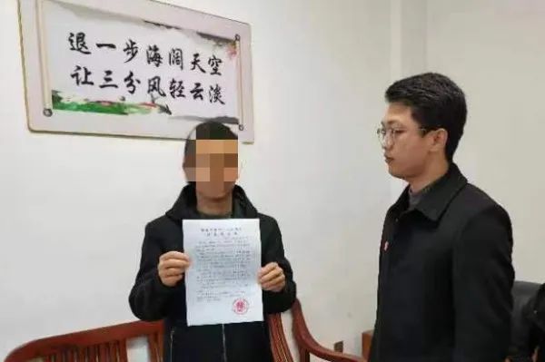 湖南一男子“哭穷卖惨”，被拘15日、罚1万元！原因→