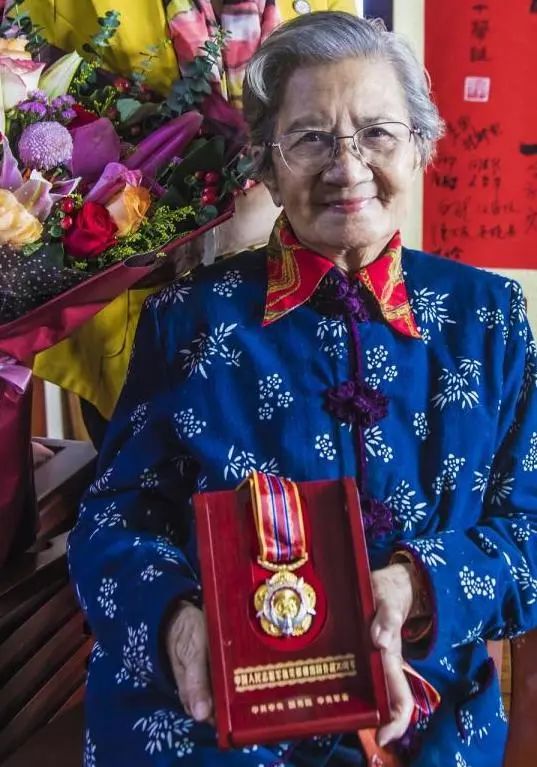 上海人都认识，94岁“国民奶奶”获奖！她塑造的多个角色实在太经典