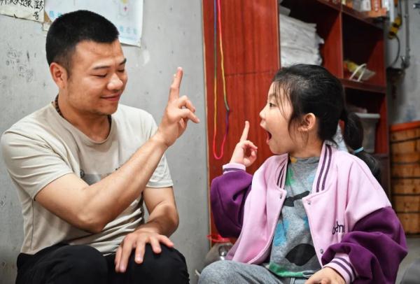 帮聋哑修脚爸爸当“翻译”的小女孩火了，她有一个愿望