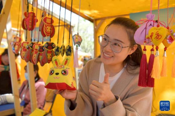 山东东营：逛黄河大集 赏民俗文化