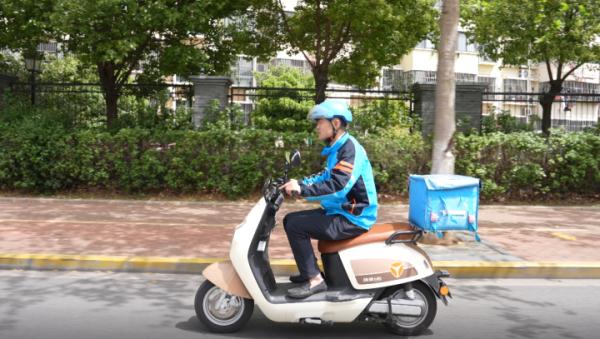 曾令无数网友心疼,最小“外卖员女孩”长大了 曾令无数网友心疼,最小“外卖员女孩”长大了