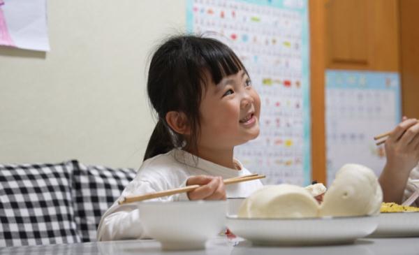 曾令无数网友心疼,最小“外卖员女孩”长大了 曾令无数网友心疼,最小“外卖员女孩”长大了