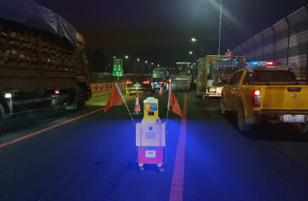 广州上新占道施工“预警机器人”,“大眼萌小黄人”守护道路安全 广州上新占道施工“预警机器人”,“大眼萌小黄人”守护道路安全