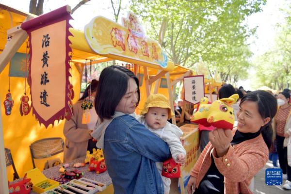 山东东营：逛黄河大集 赏民俗文化