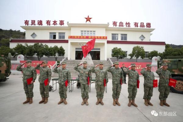 荣立一等战功的战斗英雄，来到官兵中间