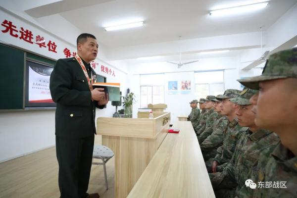 荣立一等战功的战斗英雄，来到官兵中间