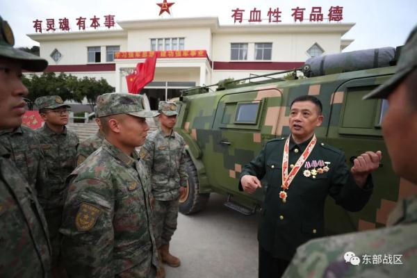 荣立一等战功的战斗英雄，来到官兵中间
