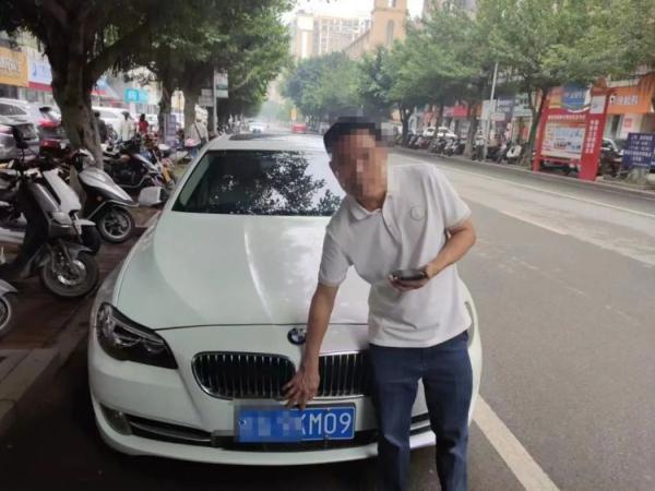 男子被路人举报，民警拦查发现其在路边干这种事！