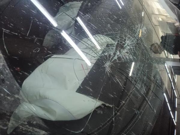 王女士所开的奔驰车一块石头突然砸中突发惊险一幕有人行天桥的路段时