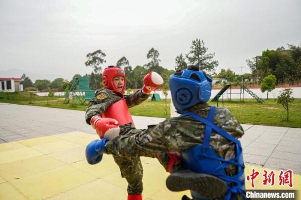 武警福建总队机动支队开展搏击教练员集训