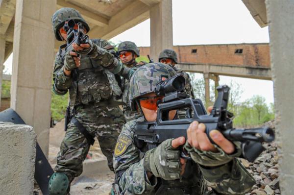 立体打击 梯次后撤：直击武警实战化战术演练