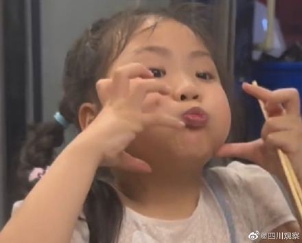 女孩给聋哑修脚爸爸做翻译
