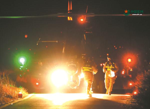 陆航直升机海上实弹射击训练