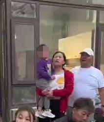 父母沉迷淄博烧烤丢了娃?好心女子回应:不属实,我也不是老板娘 父母沉迷淄博烧烤丢了娃?好心女子回应:不属实,我也不是老板娘