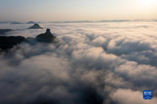 重庆金佛山：云绕山峦春色美