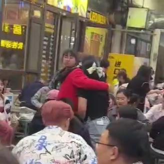 父母沉迷淄博烧烤丢了娃?好心女子回应:不属实,我也不是老板娘 父母沉迷淄博烧烤丢了娃?好心女子回应:不属实,我也不是老板娘