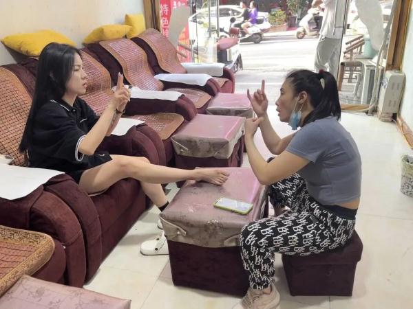 6岁乖乖成了爸妈的“小翻译官”！父亲有个小心愿…